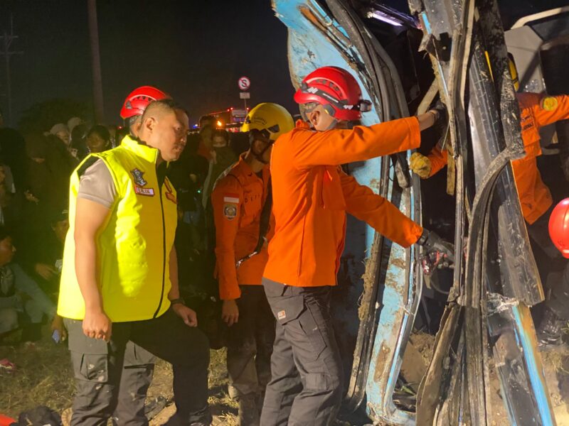 Kapolres Brebes AKBP Lilik Ardiansyah turun langsung membantu proses evakuasi korban kecelakaan bus di ruas Tol Pejagan–Pemalang, Brebes, Jawa Tengah, Selasa (17/3/2026) malam.  Foto: Ist.