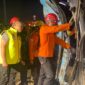 Kapolres Brebes AKBP Lilik Ardiansyah turun langsung membantu proses evakuasi korban kecelakaan bus di ruas Tol Pejagan–Pemalang, Brebes, Jawa Tengah, Selasa (17/3/2026) malam.  Foto: Ist.