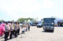Wakapolda Jawa Tengah Brigjen Latif Usman melepas puluhan pemudik yang mengikuti program mudik gratis Valet and Ride di halaman Dealer Nasmoco Brebes, Jumat, (13/3/ 2026). Foto: kiriman warga