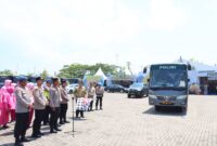 Wakapolda Jawa Tengah Brigjen Latif Usman melepas puluhan pemudik yang mengikuti program mudik gratis Valet and Ride di halaman Dealer Nasmoco Brebes, Jumat, (13/3/ 2026). Foto: kiriman warga