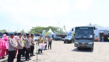 Wakapolda Jawa Tengah Brigjen Latif Usman melepas puluhan pemudik yang mengikuti program mudik gratis Valet and Ride di halaman Dealer Nasmoco Brebes, Jumat, (13/3/ 2026). Foto: kiriman warga