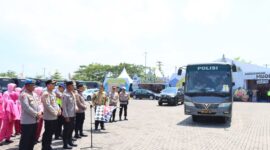 Wakapolda Jawa Tengah Brigjen Latif Usman melepas puluhan pemudik yang mengikuti program mudik gratis Valet and Ride di halaman Dealer Nasmoco Brebes, Jumat, (13/3/ 2026). Foto: kiriman warga