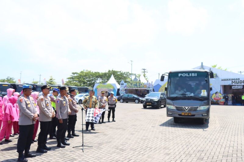 Wakapolda Jawa Tengah Brigjen Latif Usman melepas puluhan pemudik yang mengikuti program mudik gratis Valet and Ride di halaman Dealer Nasmoco Brebes, Jumat, (13/3/ 2026). Foto: kiriman warga