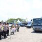 Wakapolda Jawa Tengah Brigjen Latif Usman melepas puluhan pemudik yang mengikuti program mudik gratis Valet and Ride di halaman Dealer Nasmoco Brebes, Jumat, (13/3/ 2026). Foto: kiriman warga
