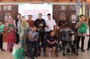Bupati Brebes Paramitha Widya Kusuma menyerahkan bantuan sembako dan alat bantu kesehatan kepada penyandang disabilitas di Pendopo Brebes, Jumat (13/3/2026). Foto: dok humas
