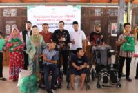 Bupati Brebes Paramitha Widya Kusuma menyerahkan bantuan sembako dan alat bantu kesehatan kepada penyandang disabilitas di Pendopo Brebes, Jumat (13/3/2026). Foto: dok humas