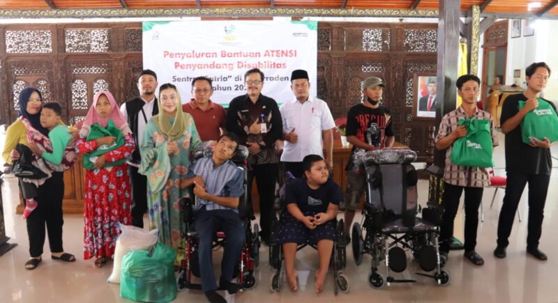 Bupati Brebes Paramitha Widya Kusuma menyerahkan bantuan sembako dan alat bantu kesehatan kepada penyandang disabilitas di Pendopo Brebes, Jumat (13/3/2026). Foto: dok humas