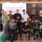 Bupati Brebes Paramitha Widya Kusuma menyerahkan bantuan sembako dan alat bantu kesehatan kepada penyandang disabilitas di Pendopo Brebes, Jumat (13/3/2026). Foto: dok humas
