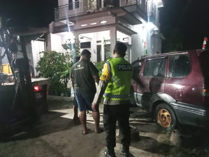 Evakuasi mobil pemudik yang terjun ke sungai di Desa Ketanggungan, Kabupaten Brebes, Jawa Tengah, Sabtu (28/3/2026). Foto: ismail