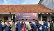 Kalapas Brebes Gowim Mahali menyerahkan remisi khusus lebaran kepada WBP usai pelaksanaan Sholat Idulfitri. Fot: dok Humas
