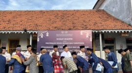 Kalapas Brebes Gowim Mahali menyerahkan remisi khusus lebaran kepada WBP usai pelaksanaan Sholat Idulfitri. Fot: dok Humas