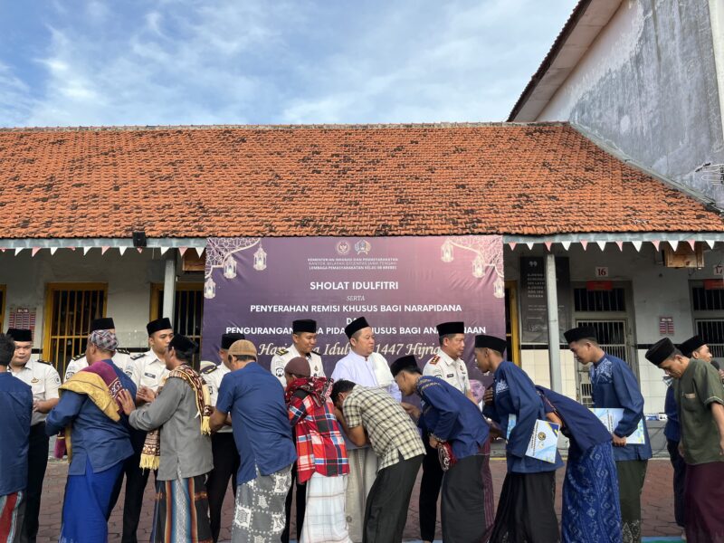 Kalapas Brebes Gowim Mahali menyerahkan remisi khusus lebaran kepada WBP usai pelaksanaan Sholat Idulfitri. Fot: dok Humas