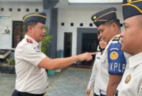 Kalapas Brebes mengecek kelengkapan atribut pegawai. Foto: ist