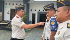 Kalapas Brebes mengecek kelengkapan atribut pegawai. Foto: ist