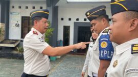Kalapas Brebes mengecek kelengkapan atribut pegawai. Foto: ist