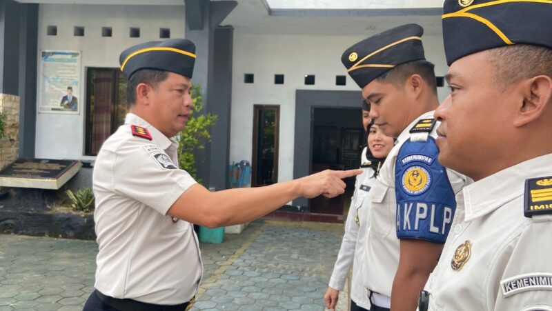 Kalapas Brebes mengecek kelengkapan atribut pegawai. Foto: ist