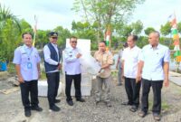 Wakil Bupati Wurja menyerahkan bantuan benih ikan. (Foto:dok humas) 