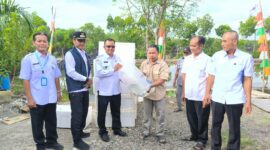 Wakil Bupati Wurja menyerahkan bantuan benih ikan. (Foto:dok humas) 