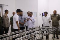 Wakil Bupati Brebes Wurja (tengah) saat meninjau SPPG di kecamatan Brebes. (Foto: ist) 