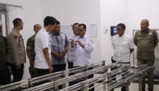 Wakil Bupati Brebes Wurja (tengah) saat meninjau SPPG di kecamatan Brebes. (Foto: ist) 