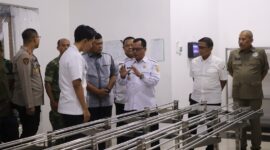 Wakil Bupati Brebes Wurja (tengah) saat meninjau SPPG di kecamatan Brebes. (Foto: ist) 