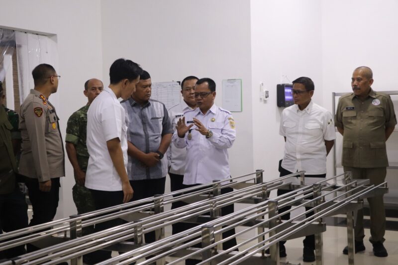 Wakil Bupati Brebes Wurja (tengah) saat meninjau SPPG di kecamatan Brebes. (Foto: ist) 