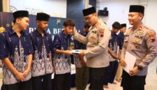 Kapolres Brebes AKBP Lilik Ardhiansyah memberikan santunan kepada anak yatim usai acara buka bersama di masjid Makopolres. (Foto: ist) 