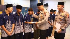 Kapolres Brebes AKBP Lilik Ardhiansyah memberikan santunan kepada anak yatim usai acara buka bersama di masjid Makopolres. (Foto: ist) 