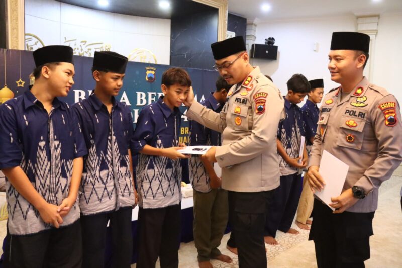 Kapolres Brebes AKBP Lilik Ardhiansyah memberikan santunan kepada anak yatim usai acara buka bersama di masjid Makopolres. (Foto: ist) 