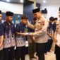 Kapolres Brebes AKBP Lilik Ardhiansyah memberikan santunan kepada anak yatim usai acara buka bersama di masjid Makopolres. (Foto: ist) 