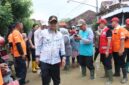 Wakil Bupati Brebes Wurja saat meninjau lokasi banjir di Ketanggungan, foto: dok humas