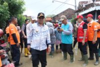 Wakil Bupati Brebes Wurja saat meninjau lokasi banjir di Ketanggungan, foto: dok humas