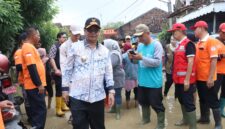 Wakil Bupati Brebes Wurja saat meninjau lokasi banjir di Ketanggungan, foto: dok humas