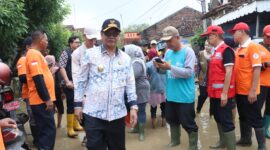 Wakil Bupati Brebes Wurja saat meninjau lokasi banjir di Ketanggungan, foto: dok humas