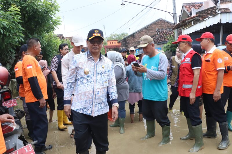 Wakil Bupati Brebes Wurja saat meninjau lokasi banjir di Ketanggungan, foto: dok humas