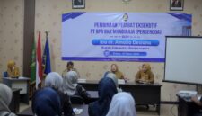 Beri pengarahan Kepapa Pejabat dan karyawan BPR BKK Mandiraja, Bupati Banjarnegara, dr. Amalia Desiana, mengajak seluruh jajaran untuk merombak total pola pikir kerja, dari sekadar rutinitas birokrasi menuju pendekatan bisnis yang humanis.(foto/doc)