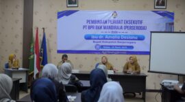 Beri pengarahan Kepapa Pejabat dan karyawan BPR BKK Mandiraja, Bupati Banjarnegara, dr. Amalia Desiana, mengajak seluruh jajaran untuk merombak total pola pikir kerja, dari sekadar rutinitas birokrasi menuju pendekatan bisnis yang humanis.(foto/doc)