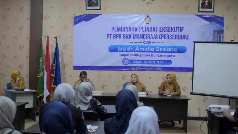 Beri pengarahan Kepapa Pejabat dan karyawan BPR BKK Mandiraja, Bupati Banjarnegara, dr. Amalia Desiana, mengajak seluruh jajaran untuk merombak total pola pikir kerja, dari sekadar rutinitas birokrasi menuju pendekatan bisnis yang humanis.(foto/doc)