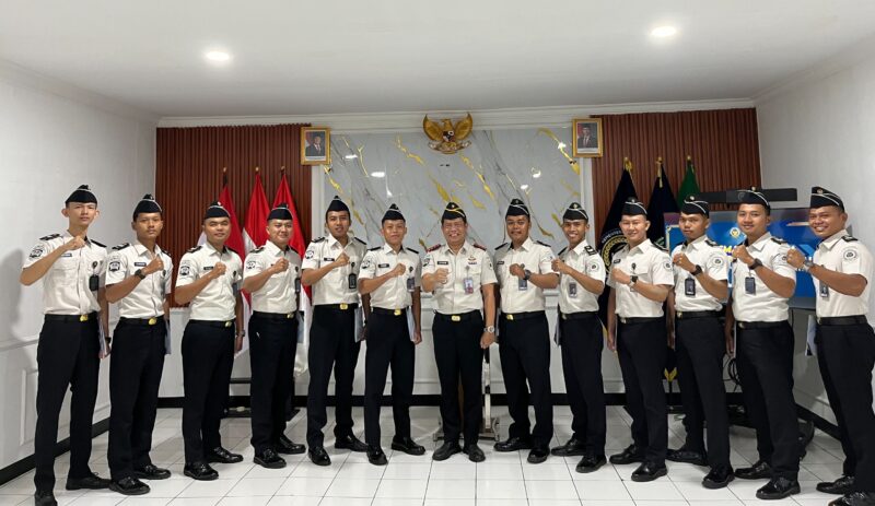 12 pegawai Lapas Klas IIB Brebes menerima kenaikan pangkat. (Foto: kiriman warga).