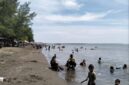 Wisatawan memadati kawasan Pantai Randusanga Indah (Par’in), Brebes, saat libur Lebaran Idul Fitri 1447 H. Destinasi wisata ini menjadi yang paling banyak dikunjungi dengan total 12.831 wisatawan selama periode 21–27 Maret 2026. Fot:Lensabumi