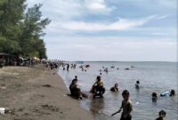 Wisatawan memadati kawasan Pantai Randusanga Indah (Par’in), Brebes, saat libur Lebaran Idul Fitri 1447 H. Destinasi wisata ini menjadi yang paling banyak dikunjungi dengan total 12.831 wisatawan selama periode 21–27 Maret 2026. Fot:Lensabumi