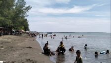 Wisatawan memadati kawasan Pantai Randusanga Indah (Par’in), Brebes, saat libur Lebaran Idul Fitri 1447 H. Destinasi wisata ini menjadi yang paling banyak dikunjungi dengan total 12.831 wisatawan selama periode 21–27 Maret 2026. Fot:Lensabumi