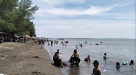 Wisatawan memadati kawasan Pantai Randusanga Indah (Par’in), Brebes, saat libur Lebaran Idul Fitri 1447 H. Destinasi wisata ini menjadi yang paling banyak dikunjungi dengan total 12.831 wisatawan selama periode 21–27 Maret 2026. Fot:Lensabumi