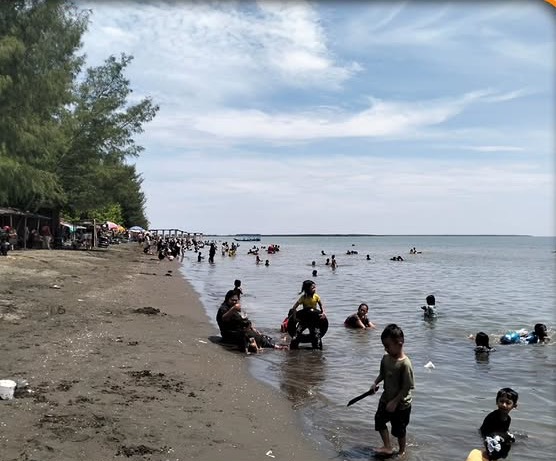Wisatawan memadati kawasan Pantai Randusanga Indah (Par’in), Brebes, saat libur Lebaran Idul Fitri 1447 H. Destinasi wisata ini menjadi yang paling banyak dikunjungi dengan total 12.831 wisatawan selama periode 21–27 Maret 2026. Fot:Lensabumi