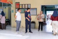 Kadinkesda Brebes, Heru Padmonobo (kiri) saat sidak di puskesmas Bulakamba, Jumat (10/4/2026). Foto: ist