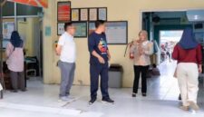 Kadinkesda Brebes, Heru Padmonobo (kiri) saat sidak di puskesmas Bulakamba, Jumat (10/4/2026). Foto: ist