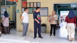 Kadinkesda Brebes, Heru Padmonobo (kiri) saat sidak di puskesmas Bulakamba, Jumat (10/4/2026). Foto: ist
