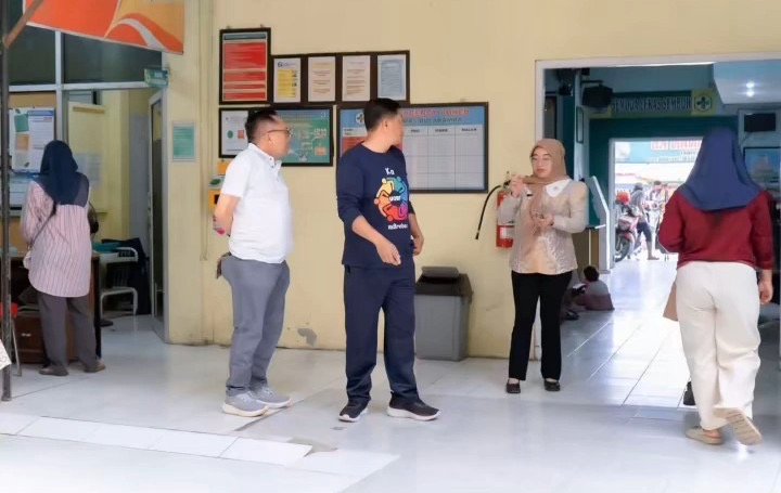 Kadinkesda Brebes, Heru Padmonobo (kiri) saat sidak di puskesmas Bulakamba, Jumat (10/4/2026). Foto: ist