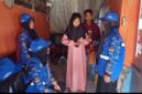 Petugas gabungan mendampingi dua ibu hamil berisiko tinggi saat proses rujukan ke RSUD Brebes di Kecamatan Tanjung, Kabupaten Brebes, Jumat (18/4/2026). Foto: kiriman warga