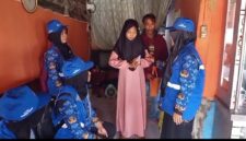 Petugas gabungan mendampingi dua ibu hamil berisiko tinggi saat proses rujukan ke RSUD Brebes di Kecamatan Tanjung, Kabupaten Brebes, Jumat (18/4/2026). Foto: kiriman warga